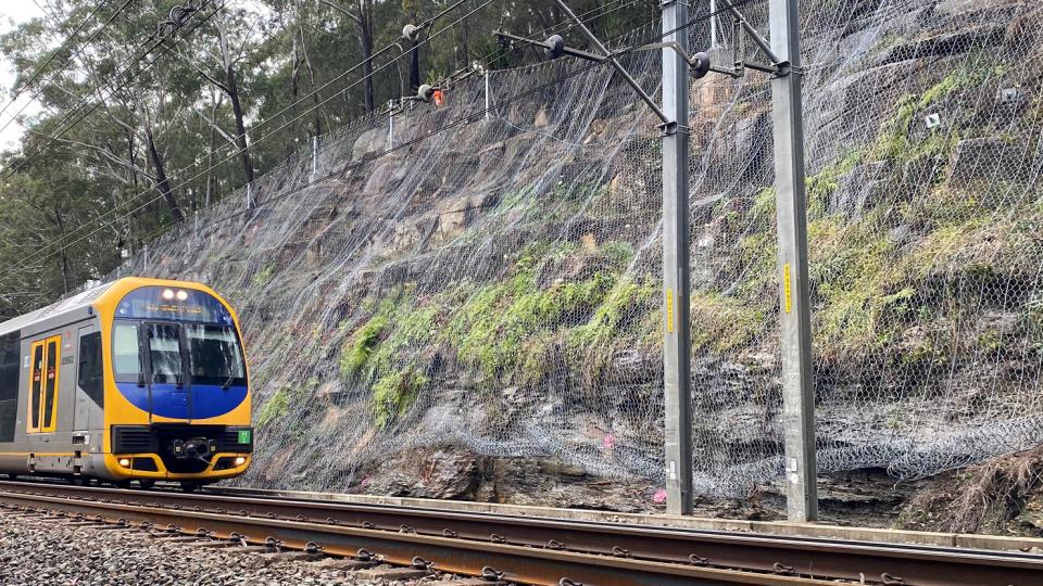 helensburgh-cutting-hybrid-rockfall-barrier-case study-img1